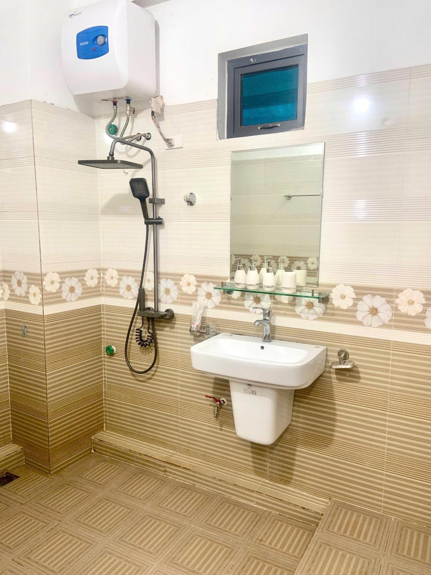 Time House - Tours & Motorbikes Rental Ha Giang Esterno foto